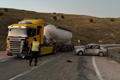 Elazığ&#039;da tır ile çarpışan otomobildeki 5 kişi yaralandı