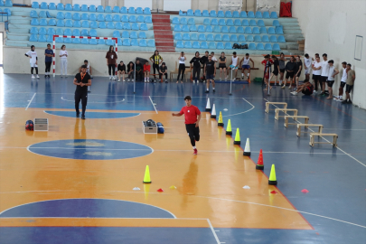 Van Gölü&#039;ndeki kumsalda BESYO ve POMEM sınavlarına hazırlanıyorlar