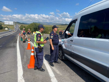 Ardahan&#039;da otobüs kazalarına dikkati çekmek amacıyla trafik denetimi yapıldı