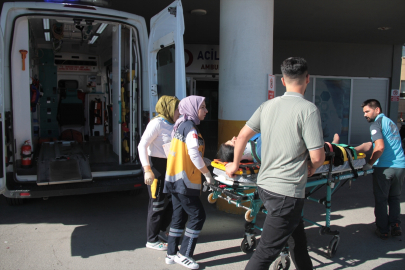 Erzincan&#039;da bariyerlere çarpan hafif ticari araçtaki 5 kişi yaralandı