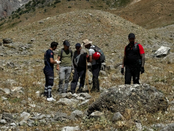 Tunceli&#039;de dağlık arazide mahsur kalan baba oğulun yardımına ekipler yetişti