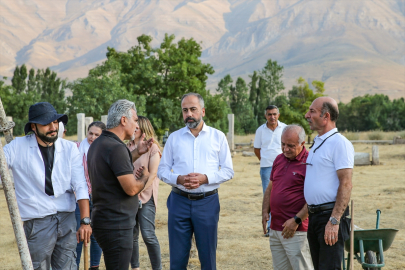 Van'daki Selçuklu Mezarlığı'nda 6 sanduka ve bir şahide gün yüzüne çıkarıldı