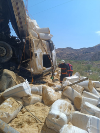 Malatya&#039;da devrilen tırın sürücüsü öldü