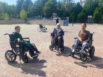 Kovancılar&#039;da engelli vatandaşlara akülü tekerlekli sandalye dağıtıldı