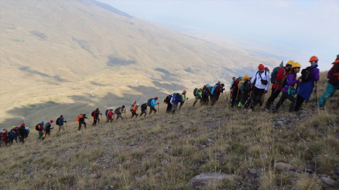 Turizme açılan Küçük Ağrı Dağı'nda "Üç Ülke Tek Zirve"de buluştu