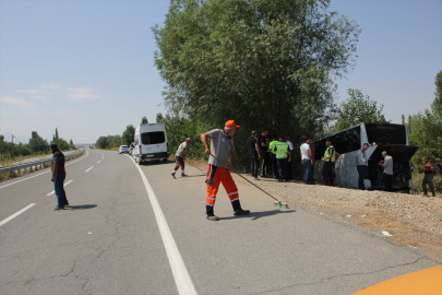 GÜNCELLEME - Iğdır&#039;da yolcu otobüsü yoldan çıkıp ağaca çarptı