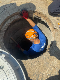 Muş&#039;ta kanalizasyon çukuruna düşen köpek yavrusu ekiplerce kurtarıldı