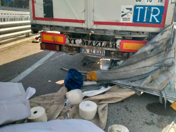 Erzurum&#039;da bariyerlere çarpan tırın sürücüsü hayatını kaybetti