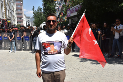 Vanlı aileler DEM Parti binası önündeki "evlat nöbeti"ni sürdürüyor