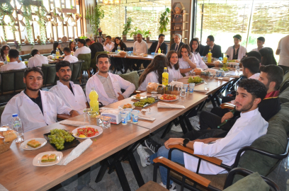 Yüksekova Kaymakam Akın, üniversitelerin çeşitli bölümlerine yerleşen öğrencilerle buluştu