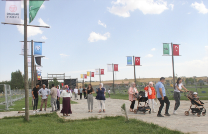 Malazgirt Zaferi&#039;nin 953. yıl dönümü etkinliklerinde vatandaşlar ok attı, at yarışlarını izledi