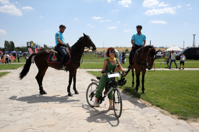 Temiz çevre ve sağlıklı yaşamı özendirmek için pedal çeviriyor