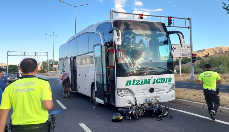 Erzincan&#039;da yolcu otobüsü ile çarpışan motosikletteki 2 kişi ağır yaralandı