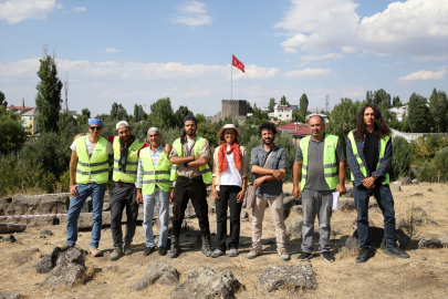 Malazgirt&#039;teki kazılarda ulaşılan buluntular laboratuvarda temizlenerek kayıt altına alınıyor