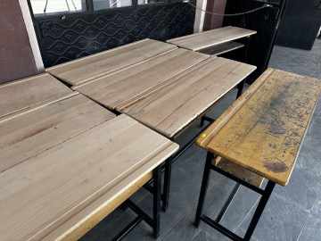 Okul müdürünün tasarruf sağlayan makinesiyle sınıf sıraları parladı