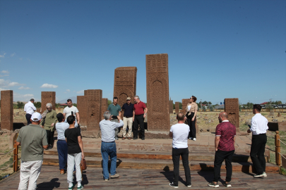 Şanlı zaferin yıl dönümüne katılanlar Selçuklu Meydan Mezarlığı&#039;nı ziyaret etti