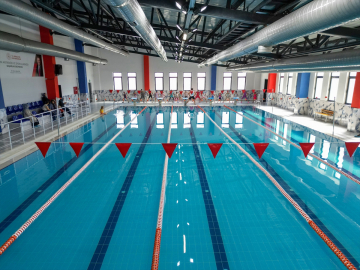 Vanlı çocuklar yarı olimpik havuzda yüzme öğreniyor