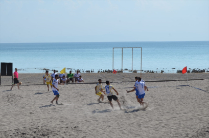 Adilcevaz'da plaj futbolu heyecanı