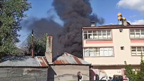 Bingöl&#039;de apartman bahçesinde çıkan yangın söndürüldü