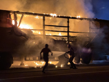 Bingöl&#039;de seyir halindeki tır alev aldı