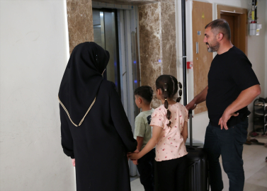 Cumhurbaşkanı Erdoğan&#039;dan pankartla yardım isteyen minik Ada tedavi için İstanbul&#039;a götürüldü