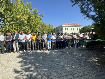 Malatya'da yük treninin çarptığı tarım aracında ölen anne ve 2 çocuğu defnedildi