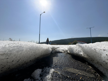Ardahan&#039;da gece etkili olan dolu, güneşe rağmen erimedi