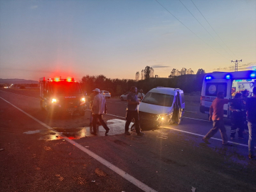 Bingöl'de iki hafif ticari araç çarpıştı, 5 kişi yaralandı