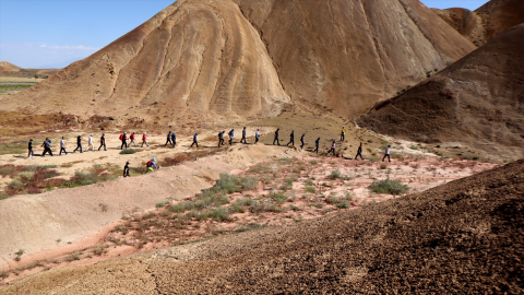 Iğdır&#039;ın Gökkuşağı Tepeleri ve Tuz Mağaraları, Ağrı Dağı&#039;na gelen dağcıların rotasında