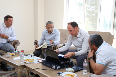 Şemdinli Kaymakamı Akpınar, muhtarlarla bir araya geldi