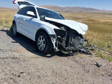 Van&#039;da iki aracın çarpıştığı kazada 3 kişi yaralandı