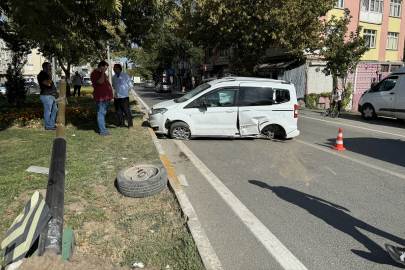 Elazığ&#039;da ambulans ile hafif ticari aracın çarpıştığı kazada 2 kişi yaralandı