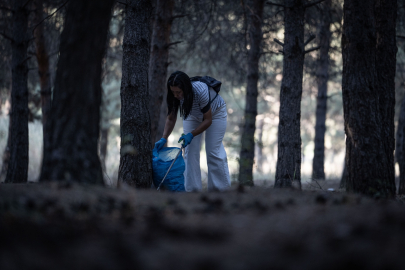 Erzurum&#039;da planlı doğa yürüyüşlerine çıkan gönüllü "temizliyoruz" ekibi çevre temizliği yapıyor