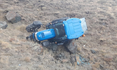 Erzincan’da şarampole devrilen traktördeki baba-oğul yaralandı