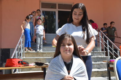 Şemdinli&#039;de yükümlüler, öğrencilerin saçlarını tıraş etti