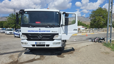Erzincan&#039;da yol süpürme aracı ile motosiklet çarpıştı, 1 kişi öldü, 1 kişi yaralandı