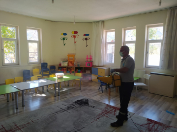 Hakkari Belediyesi ekipleri okullarda ilaçlama çalışması yaptı