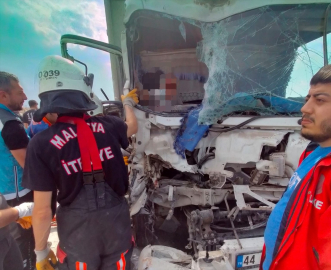 Malatya&#039;da iki kamyonetin çarpışması sonucu 3 kişi yaralandı