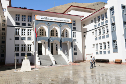 Çatak&#039;ta okulların bahçelerinde temizlik yapıldı