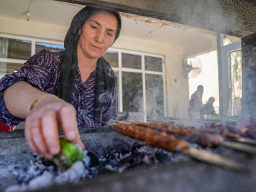 Hazar Gölü&#039;nün "Ciğerci Perihan ablası" müşterileri için ocağın başına geçiyor