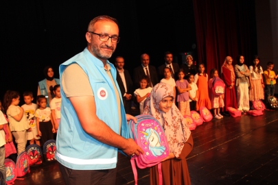 Malatya'da depremzede öğrencilere kırtasiye yardımı