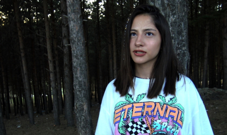 Sarıkamış&#039;ta "davetsiz misafir" kızıl tilki piknikçilerin yemeğine ortak oldu