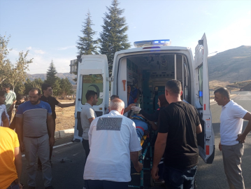 Elazığ&#039;da minibüs ile otomobilin çarpıştığı kazada 2 kişi yaralandı