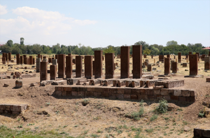 Selçuklu Meydan Mezarlığı&#039;nda tahrip olan 80 mezar taşı restore edildi