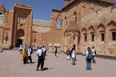 Üniversite öğrencileri Iğdır ve Ağrı&#039;nın doğal güzelliklerini bilimsel geziyle öğrendi