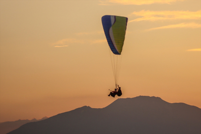 Yamaç paraşütü tutkunları Van semalarında uçtu