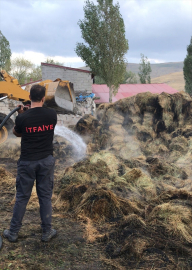 Ağrı&#039;da kışın hayvanların yemesi için hazırlanan yaklaşık 3 bin balya ot yandı
