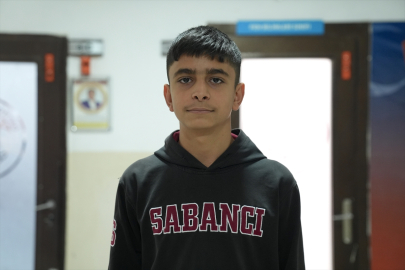 Erzurum&#039;da boğazına yiyecek takılan öğrenciyi öğretmeni Heimlich manevrasıyla kurtardı