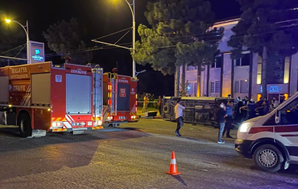 Malatya&#039;da işçi servisiyle otomobil çarpıştı, 1 ölü, 14 yaralı