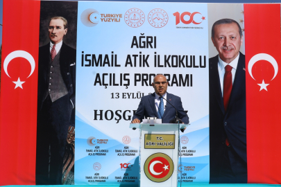 Ağrı&#039;da kendilerine ait evin bahçesine babaları adına okul yaptırdılar